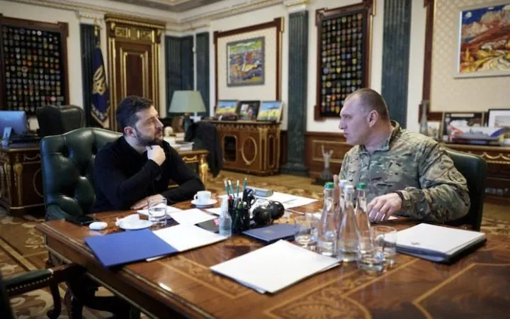 Зеленський не може призначити голову КМВА: що заважає Президент України Володимир Зеленський та колишній голова СБУ Василь Малюк під час робочої зустрічі в кабінеті, де обговорюють документи та питання державного управління.