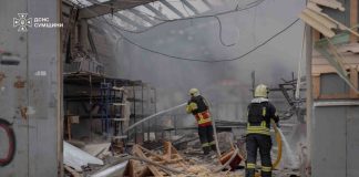 Рятувальники ДСНС гасять пожежу серед зруйнованих конструкцій складського приміщення в Сумах