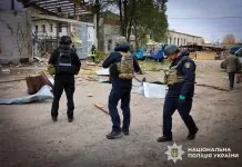 РФ завдала 93 удари по Сумщині: восьмеро людей поранені Поліцейські та рятувальник оглядають пошкоджені будівлі й уламки конструкцій після російських обстрілів Сумської області 28 жовтня 2026 року