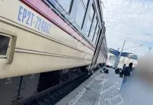 Росія атакувала залізничний вокзал у Дніпрі: повідомляють про 13 загиблих Пасажирський електропоїзд біля платформи залізничного вокзалу Дніпра, де повідомляють про російську атаку безпілотника 29 жовтня 2026 року.