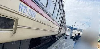 Росія атакувала залізничний вокзал у Дніпрі: повідомляють про 13 загиблих Пасажирський електропоїзд біля платформи залізничного вокзалу Дніпра, де повідомляють про російську атаку безпілотника 29 жовтня 2026 року.