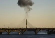 Густий чорний дим над мостом через Дніпро в Києві