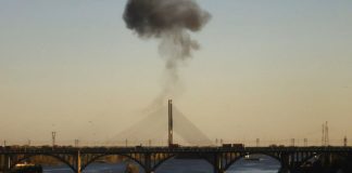 Густий чорний дим над мостом через Дніпро в Києві