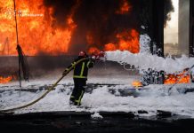 Росія атакувала промислове підприємство на Полтавщині: спалахнули пожежі Рятувальник ДСНС Полтавщини у захисному спорядженні гасить масштабну пожежу на промисловому об'єкті.