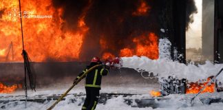 Russia attacked an industrial plant in the Poltava region: fires broke out Рятувальник ДСНС Полтавщини у захисному спорядженні гасить масштабну пожежу на промисловому об'єкті.