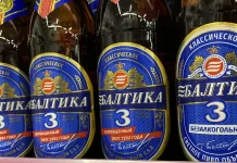 Пляшки російського пива «Балтика 3» на полиці магазину