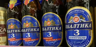 Пляшки російського пива «Балтика 3» на полиці магазину