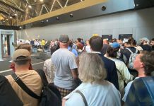 Drone attack on Moscow: airports resume operations following overnight restrictions A queue of passengers at the security checkpoint in the airport terminal