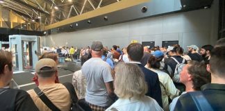 Черга пасажирів біля пункту огляду в терміналі аеропорту