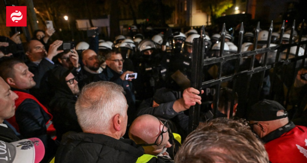 Протестувальники та правоохоронці біля Конституційного трибуналу у Варшаві