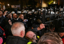 Що відбувається в Польщі та чому опозиція заявляє про «держпереворот» Протестувальники та правоохоронці біля Конституційного трибуналу у Варшаві