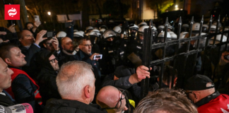 Що відбувається в Польщі та чому опозиція заявляє про «держпереворот» Протестувальники та правоохоронці біля Конституційного трибуналу у Варшаві