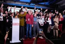 Представники та прихильники сербського «Студентського списку» святкують перемогу на парламентських виборах