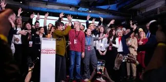 Представники та прихильники сербського «Студентського списку» святкують перемогу на парламентських виборах
