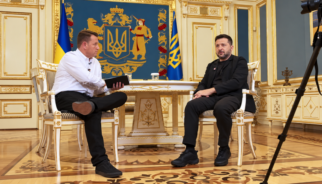 the sun Президент України Володимир Зеленський у чорному костюмі під час інтерв'ю