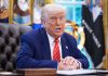 Трамп закликав Україну змінити президента та припинити удари по НПЗ Росії Президент США Дональд Трамп за робочим столом в Овальному кабінеті Білого дому