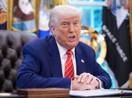 Трамп закликав Україну змінити президента та припинити удари по НПЗ Росії Президент США Дональд Трамп за робочим столом в Овальному кабінеті Білого дому