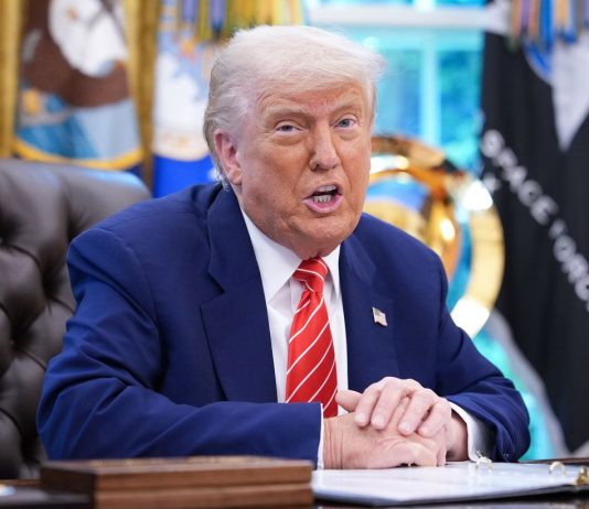 Президент США Дональд Трамп за робочим столом в Овальному кабінеті Білого дому