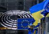 Україна може отримати близько €30 млрд від ЄС до кінця 2026 року Прапори України та Європейського Союзу біля будівлі Європейського парламенту