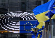 Україна може отримати близько €30 млрд від ЄС до кінця 2026 року Прапори України та Європейського Союзу біля будівлі Європейського парламенту