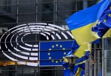 Україна може отримати близько €30 млрд від ЄС до кінця 2026 року Прапори України та Європейського Союзу біля будівлі Європейського парламенту