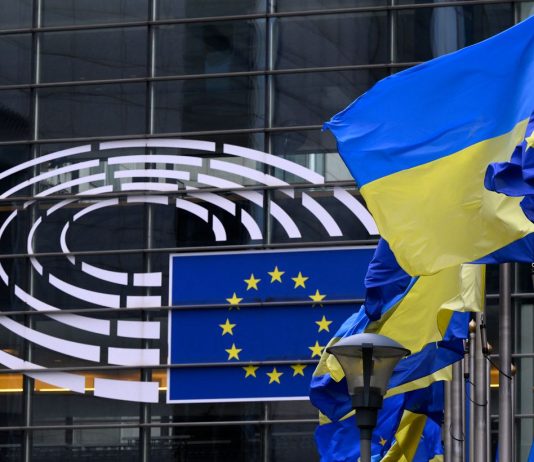 Україна може отримати близько €30 млрд від ЄС до кінця 2026 року Прапори України та Європейського Союзу біля будівлі Європейського парламенту