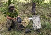 Конгресмени США закликали Пентагон розширити Starshield для України Український військовослужбовець у маскувальному спорядженні налаштовує кабель супутникового термінала Starlink у лісовій місцевості.