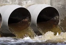 The Borshchahivska community has announced that «Kyivvodokanal» has stopped accepting wastewater» Wastewater flows out of large pipes into the reservoir
