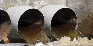 The Borshchahivska community has announced that «Kyivvodokanal» has stopped accepting wastewater» Wastewater flows out of large pipes into the reservoir