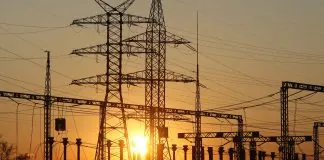 У частині України з 15:00 вводять погодинні відключення — Укренерго Лінії електропередачі та енергетична інфраструктура України на заході сонця