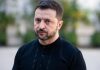 Президент України Володимир Зеленський у чорній сорочці під час офіційного заходу.