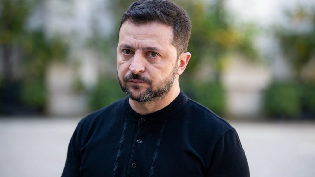 Президент України Володимир Зеленський у чорній сорочці під час офіційного заходу.