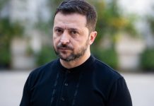 Президент України Володимир Зеленський у чорній сорочці під час офіційного заходу.