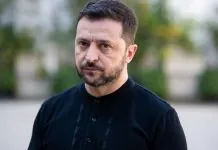 100 днів без ударів по НПЗ РФ: нова пропозиція США Президент України Володимир Зеленський у чорній сорочці під час офіційного заходу.