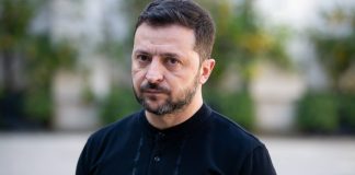 Президент України Володимир Зеленський у чорній сорочці під час офіційного заходу.