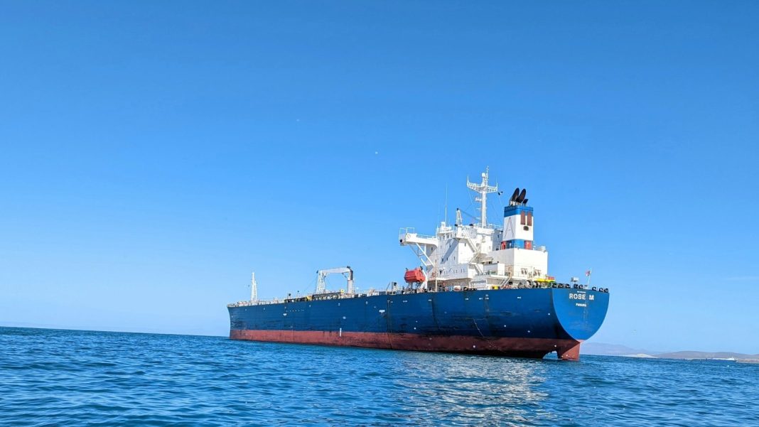 Танкер з дизелем Танкер у відкритому морі