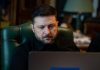 Зеленський розкрив, про що говоритимуть із Росією та США Президент України Володимир Зеленський працює за ноутбуком під час наради