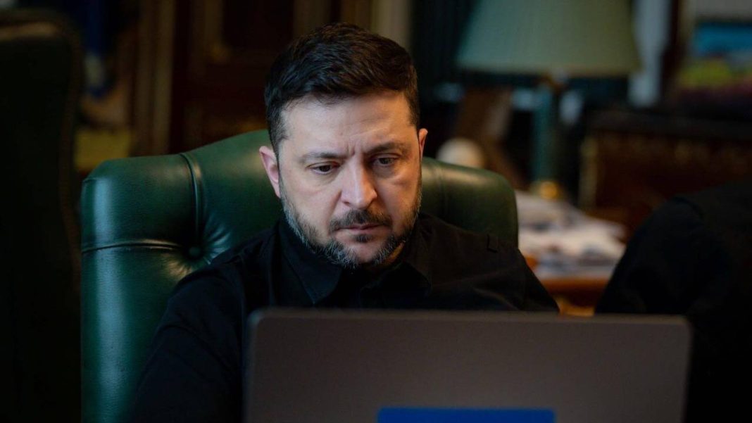 zelenskiy Президент України Володимир Зеленський працює за ноутбуком під час наради
