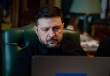 Зеленський розкрив, про що говоритимуть із Росією та США Президент України Володимир Зеленський працює за ноутбуком під час наради