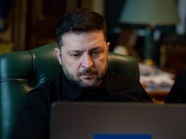 Зеленський розкрив, про що говоритимуть із Росією та США Президент України Володимир Зеленський працює за ноутбуком під час наради