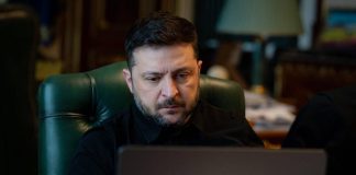 Президент України Володимир Зеленський працює за ноутбуком під час наради
