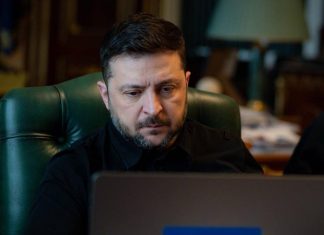 Зеленський розкрив, про що говоритимуть із Росією та США Президент України Володимир Зеленський працює за ноутбуком під час наради