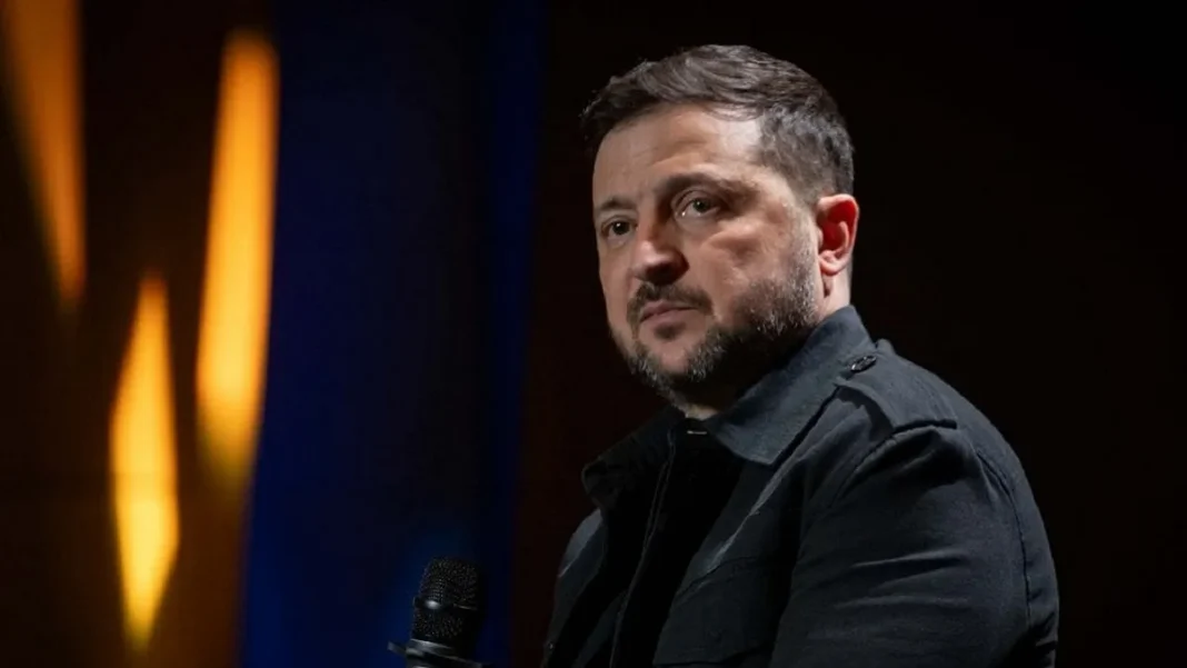 Президент Володимир Зеленський Президент України Володимир Зеленський із мікрофоном під час виступу