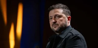 Zelenskyy announced the resumption of strikes on Russian oil refineries The President of Ukraine, Volodymyr Zelenskyy, holding a microphone whilst delivering a speech