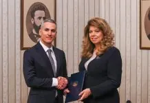 У Болгарії проросійська Йотова та проукраїнський Гюров вийшли у другий тур Іліяна Йотова та Андрей Гюров потискають руки під час офіційної зустрічі в Болгарії