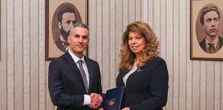 У Болгарії проросійська Йотова та проукраїнський Гюров вийшли у другий тур Іліяна Йотова та Андрей Гюров потискають руки під час офіційної зустрічі в Болгарії