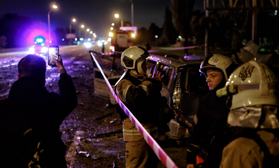 Атака на Київ 27 жовтняng Рятувальники ДСНС працюють біля пошкодженого автомобіля на місці російської атаки вночі
