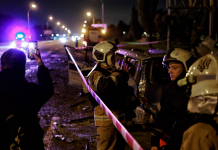 Росія двічі за ніч атакувала Київ балістикою: є загиблий та поранені Рятувальники ДСНС працюють біля пошкодженого автомобіля на місці російської атаки вночі