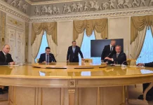 Віткофф заявив про передумови припинення вогню в Україні Володимир Путін і Стів Віткофф за столом переговорів