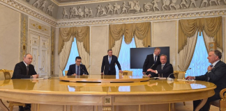 Віткофф заявив про передумови припинення вогню в Україні Володимир Путін і Стів Віткофф за столом переговорів